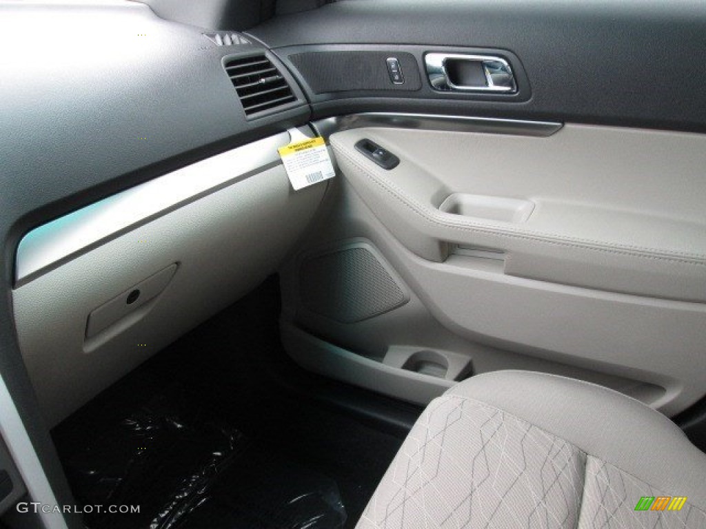 2015 Explorer FWD - Oxford White / Medium Light Stone photo #34