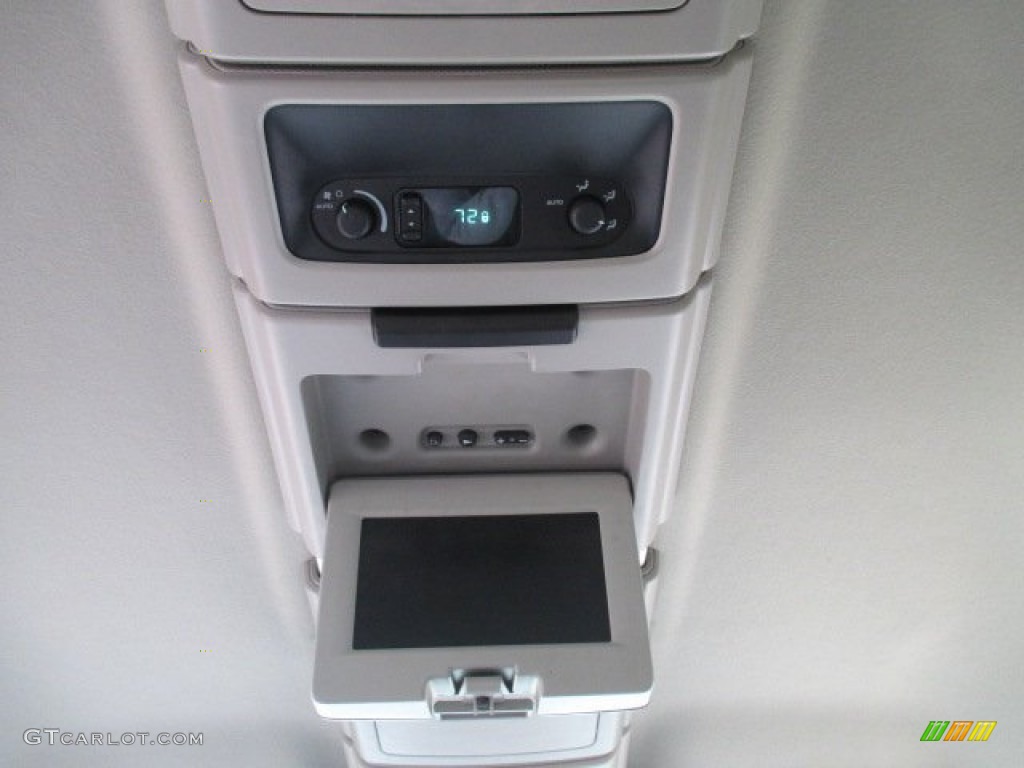 2007 Chrysler Town & Country Limited Entertainment System Photos