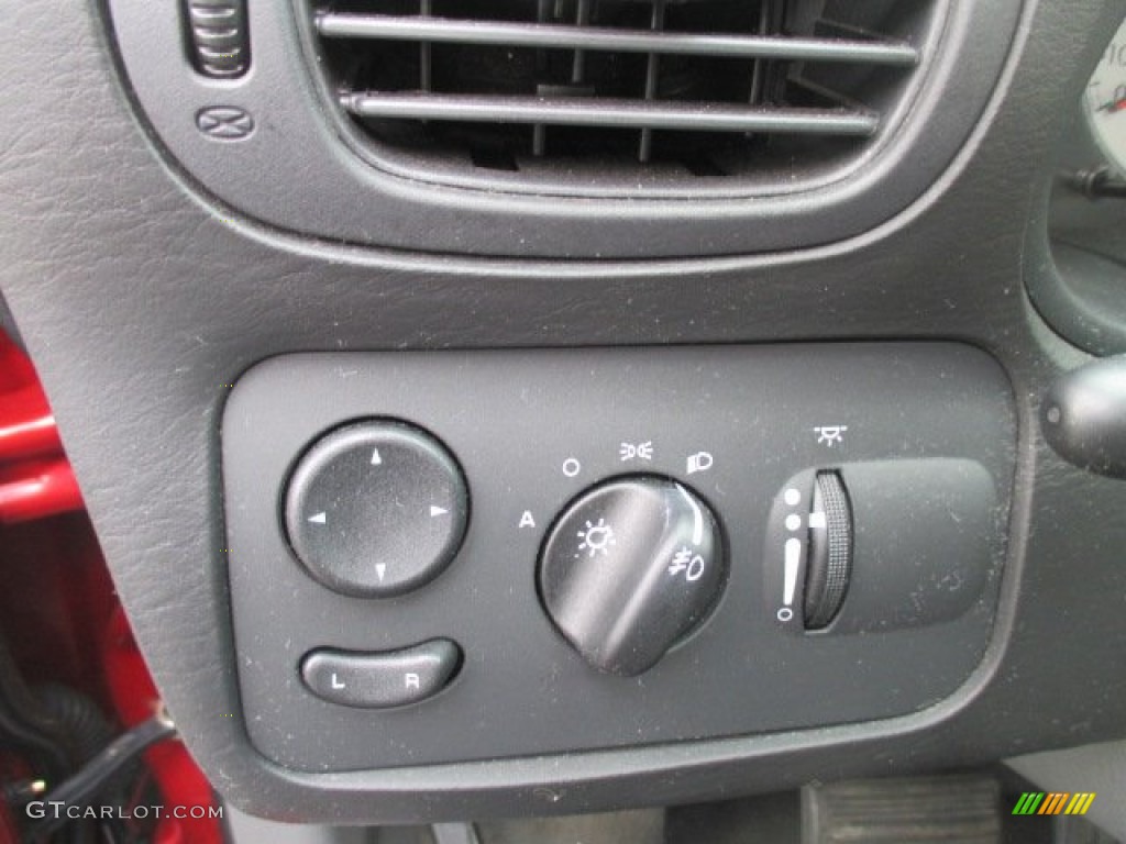 2007 Chrysler Town & Country Limited Controls Photo #102159095