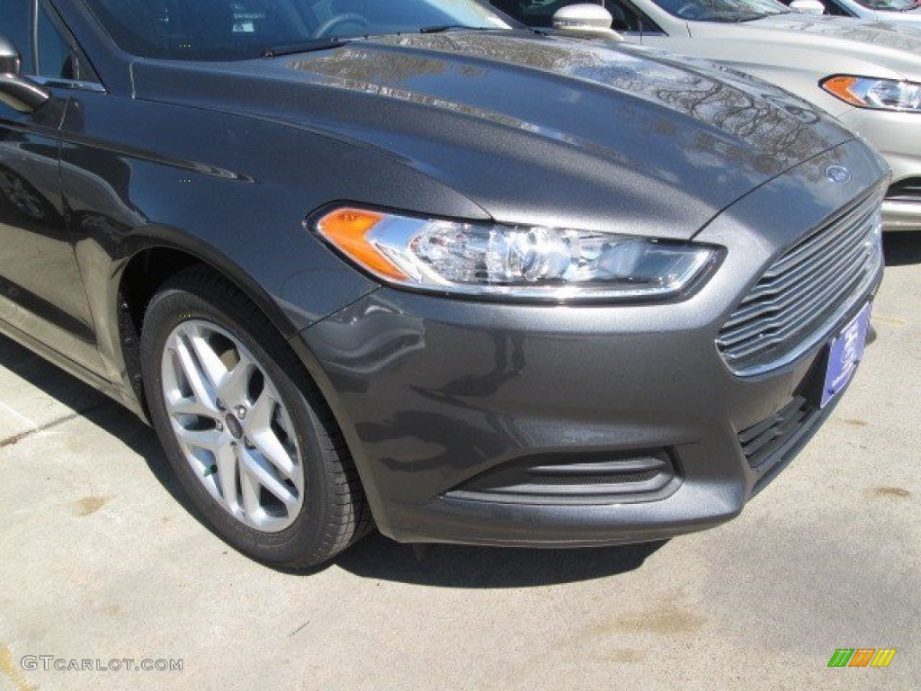 2015 Fusion SE - Magnetic Metallic / Charcoal Black photo #2