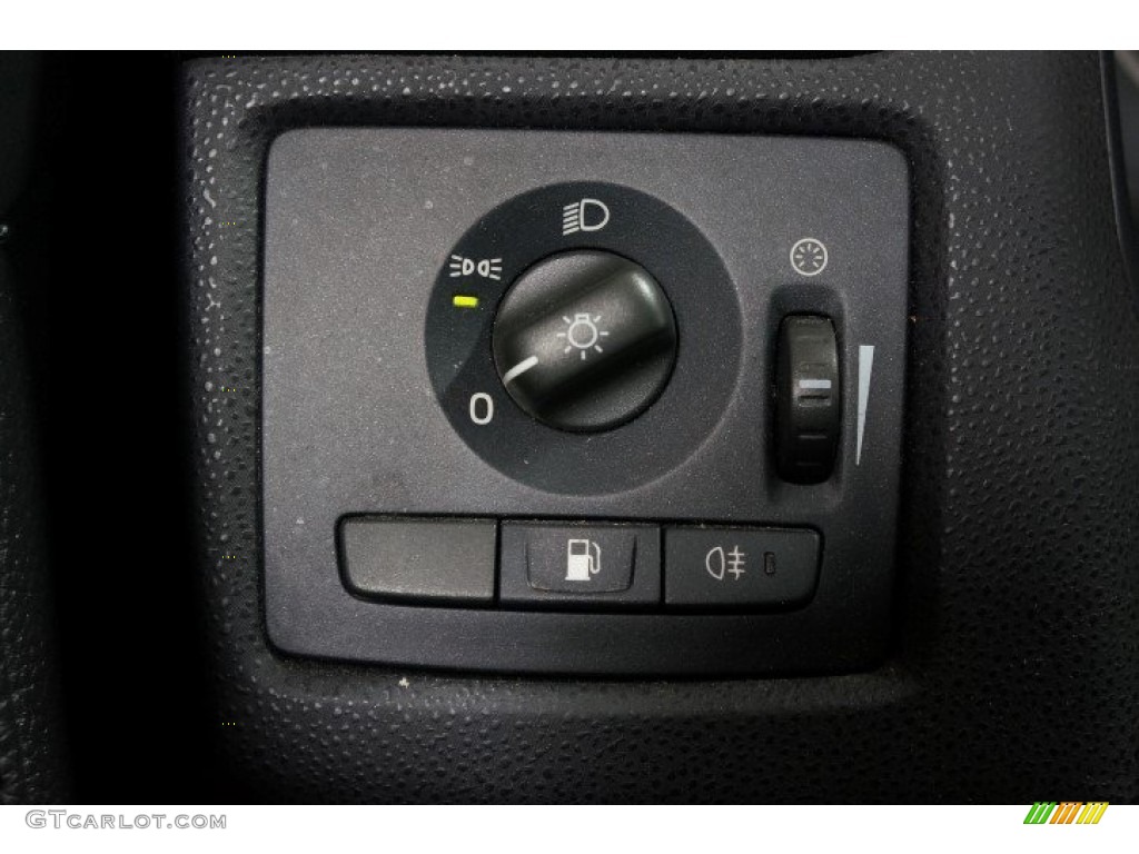 2005 Volvo S40 2.4i Controls Photos