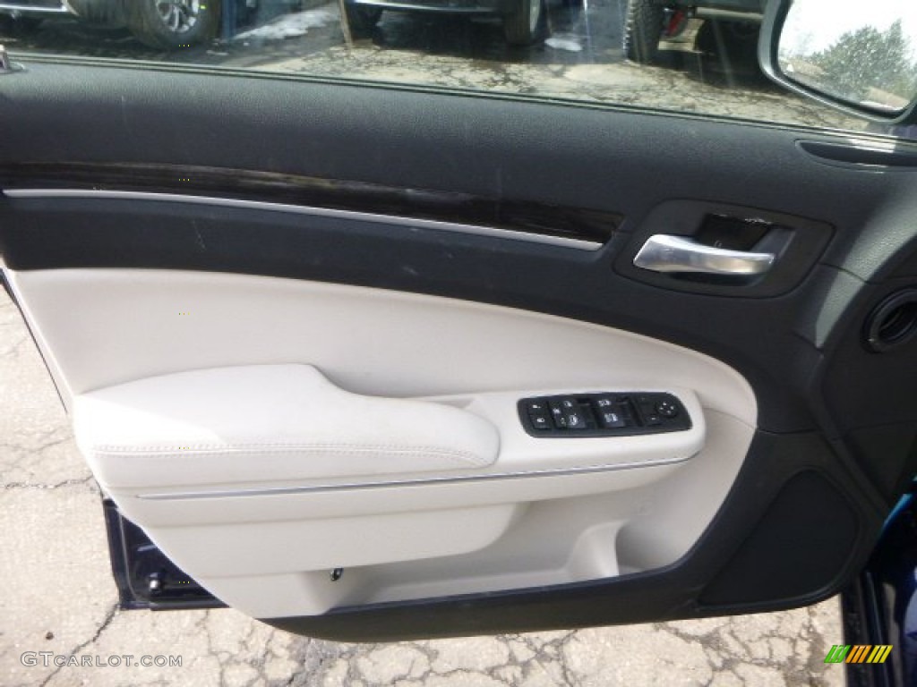 2015 Chrysler 300 Limited AWD Black/Linen Door Panel Photo #102294890