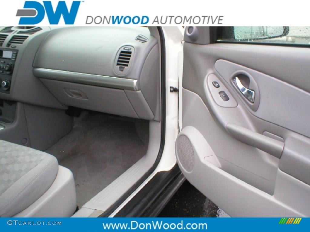 2004 Malibu Maxx LS Wagon - White / Gray photo #5