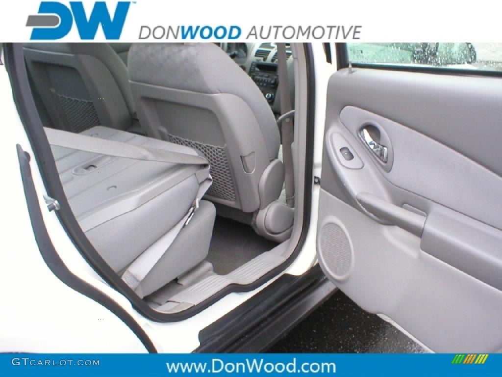 2004 Malibu Maxx LS Wagon - White / Gray photo #6