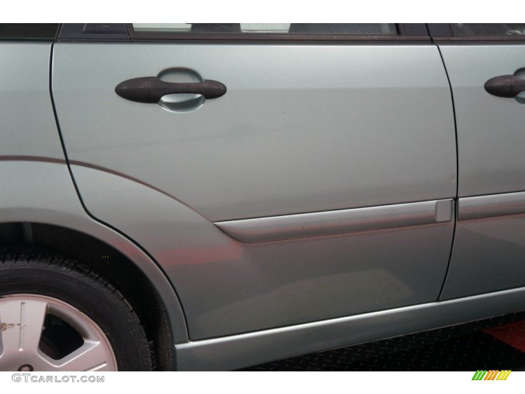 2004 Focus ZTS Sedan - Light Tundra Metallic / Medium Graphite photo #44