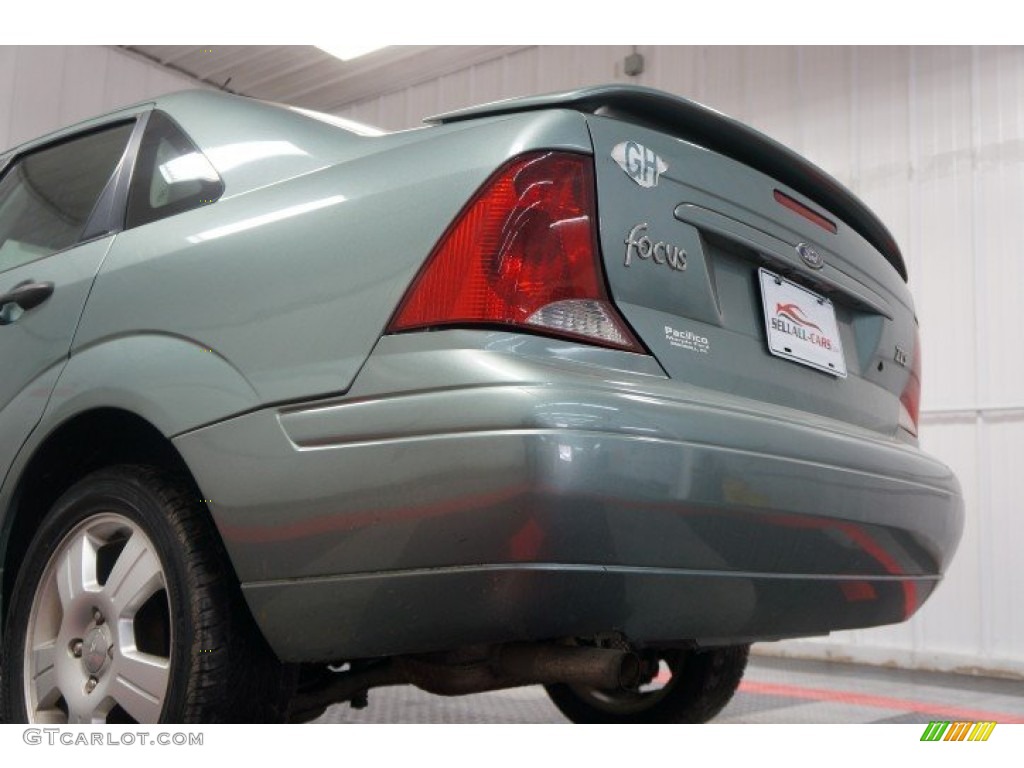 2004 Focus ZTS Sedan - Light Tundra Metallic / Medium Graphite photo #50