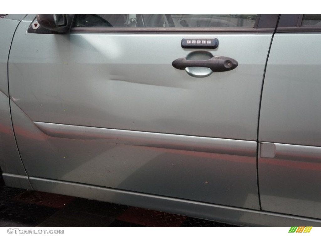 2004 Focus ZTS Sedan - Light Tundra Metallic / Medium Graphite photo #57