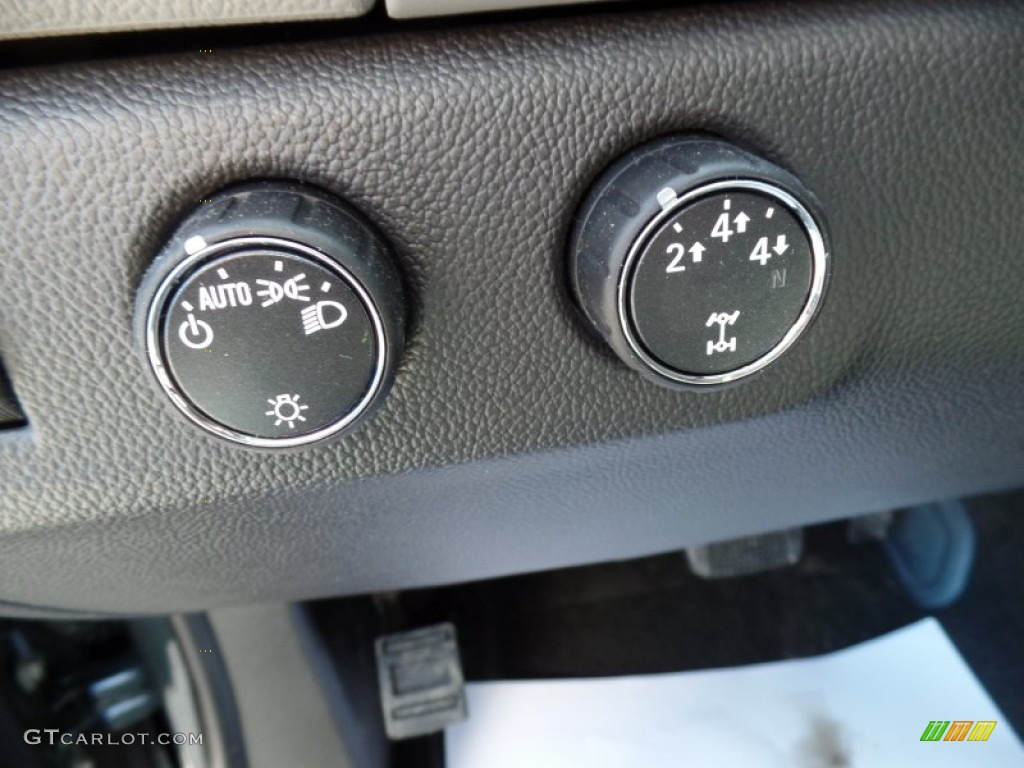 2015 Chevrolet Colorado WT Extended Cab 4WD Controls Photo #102356315