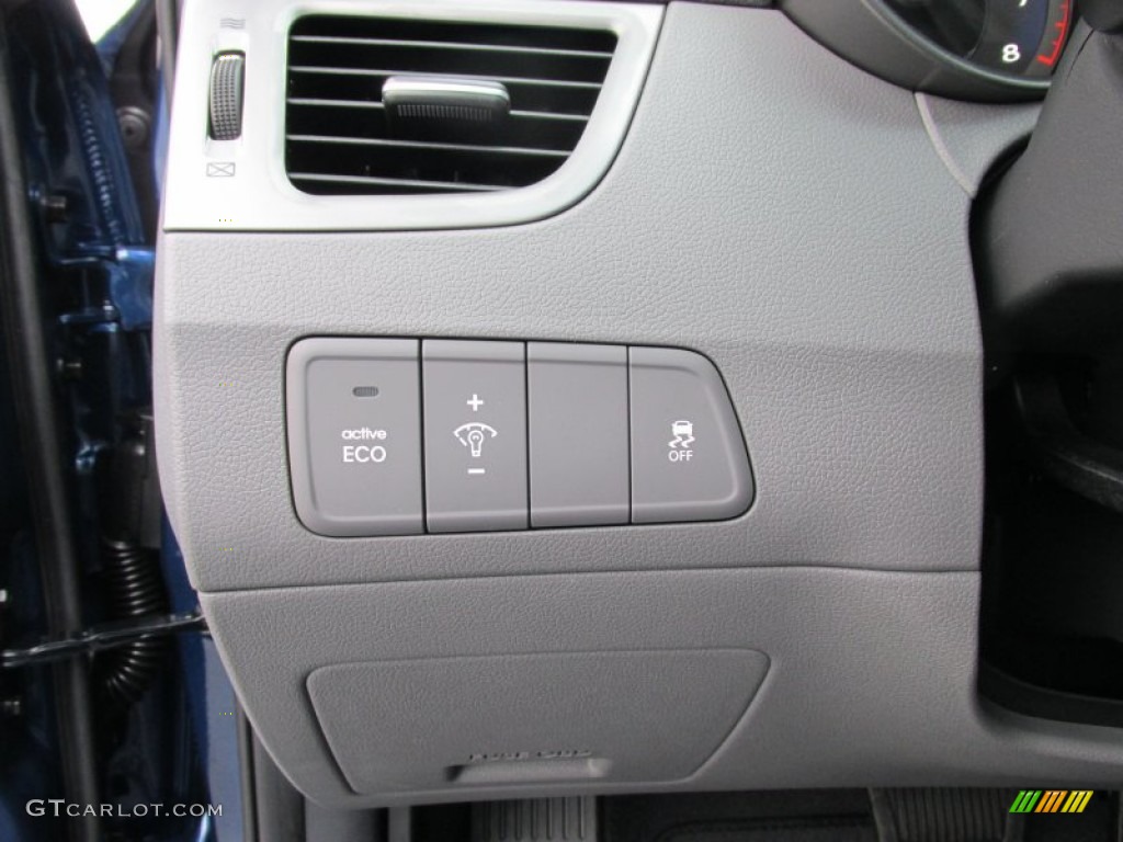 2016 Hyundai Elantra SE Controls Photo #102363983