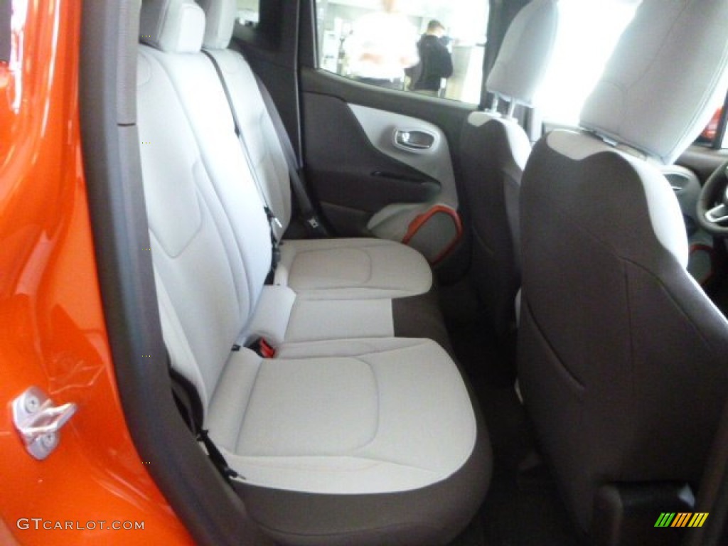 2015 Jeep Renegade Latitude 4x4 Rear Seat Photo #102392819