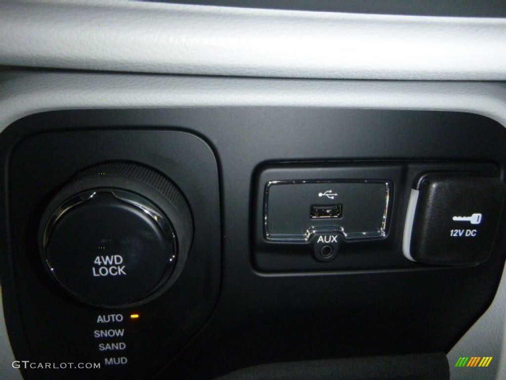 2015 Jeep Renegade Latitude 4x4 Controls Photo #102393053