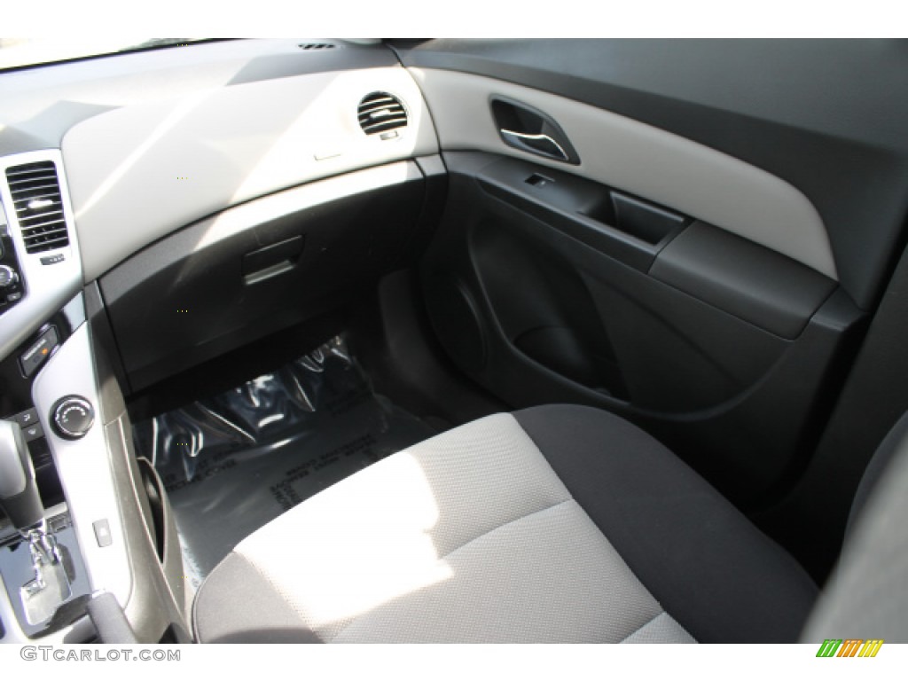 2013 Cruze LS - Summit White / Jet Black/Medium Titanium photo #13