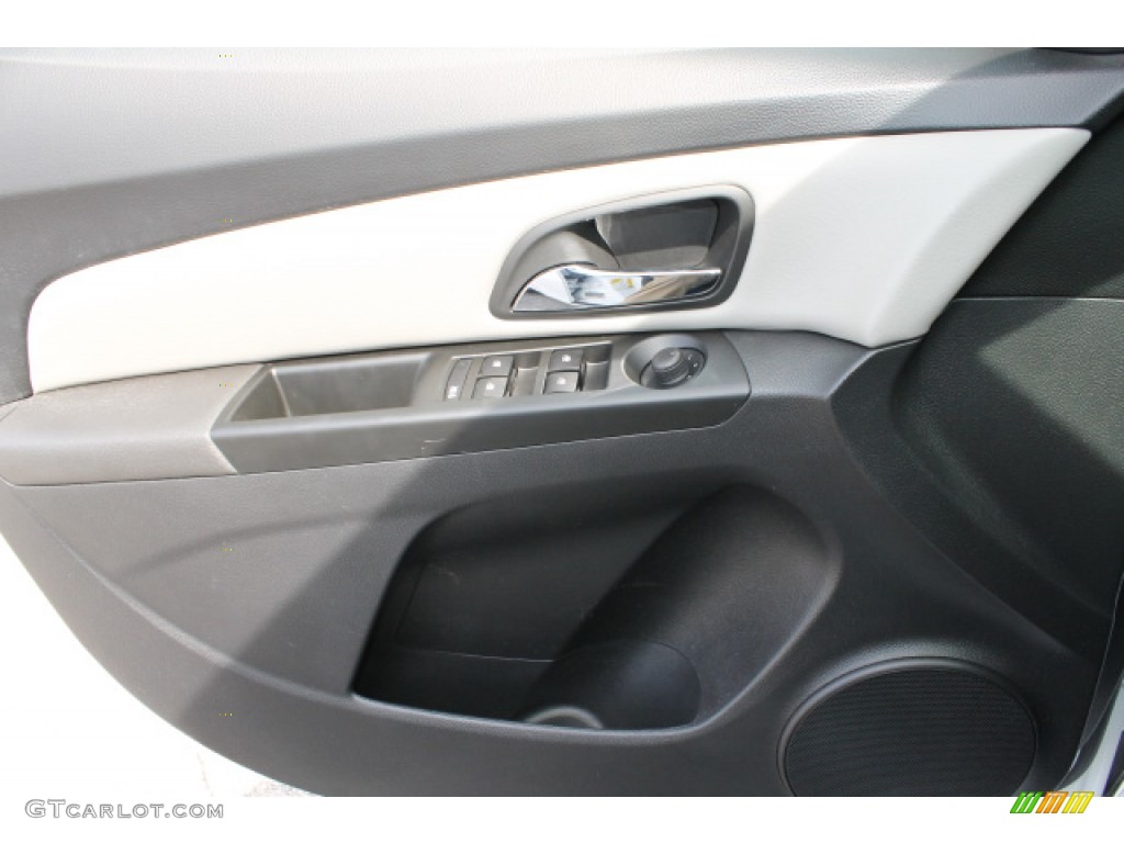 2013 Cruze LS - Summit White / Jet Black/Medium Titanium photo #15