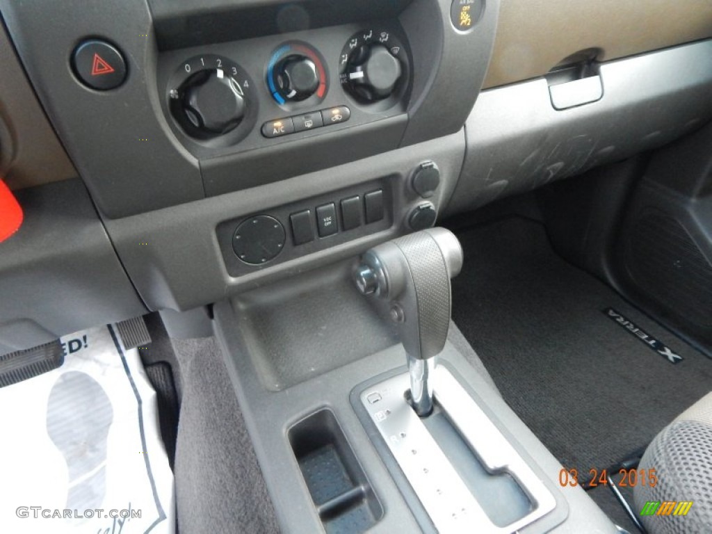 2005 Xterra SE - Night Armor Pearl / Desert/Graphite photo #14