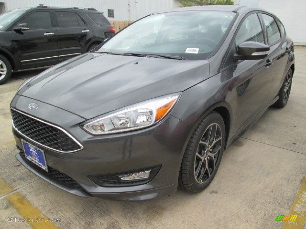 2015 Focus SE Hatchback - Magnetic Metallic / Charcoal Black photo #2