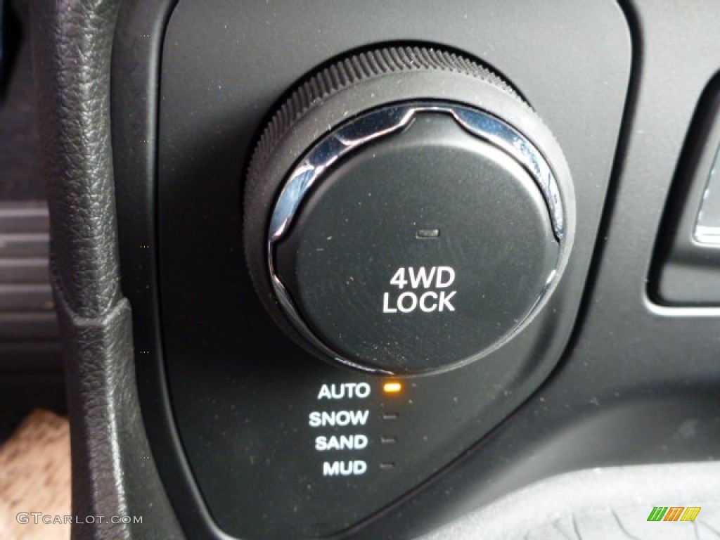 2015 Jeep Renegade Latitude 4x4 Controls Photo #102511536