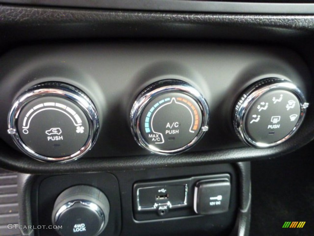 2015 Jeep Renegade Latitude 4x4 Controls Photo #102511601