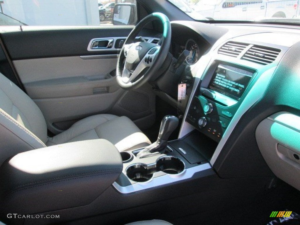 2015 Explorer XLT - Magnetic / Medium Light Stone photo #31