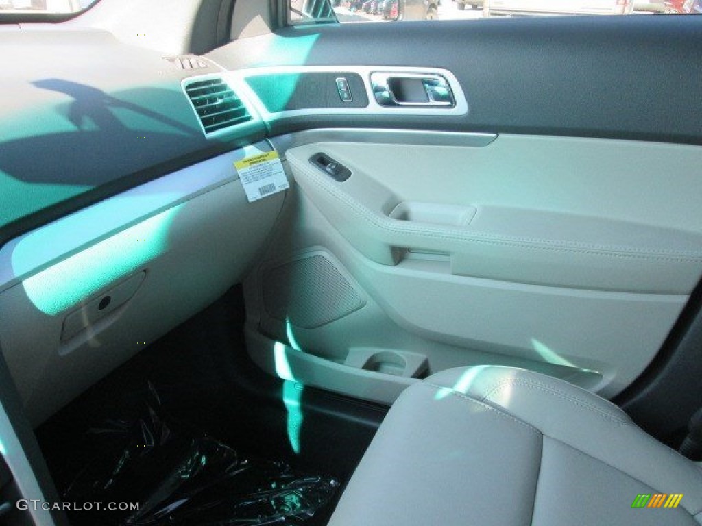 2015 Explorer XLT - Magnetic / Medium Light Stone photo #45