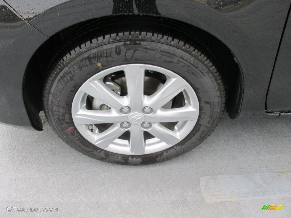 2015 Toyota Yaris 5-Door LE Wheel Photos