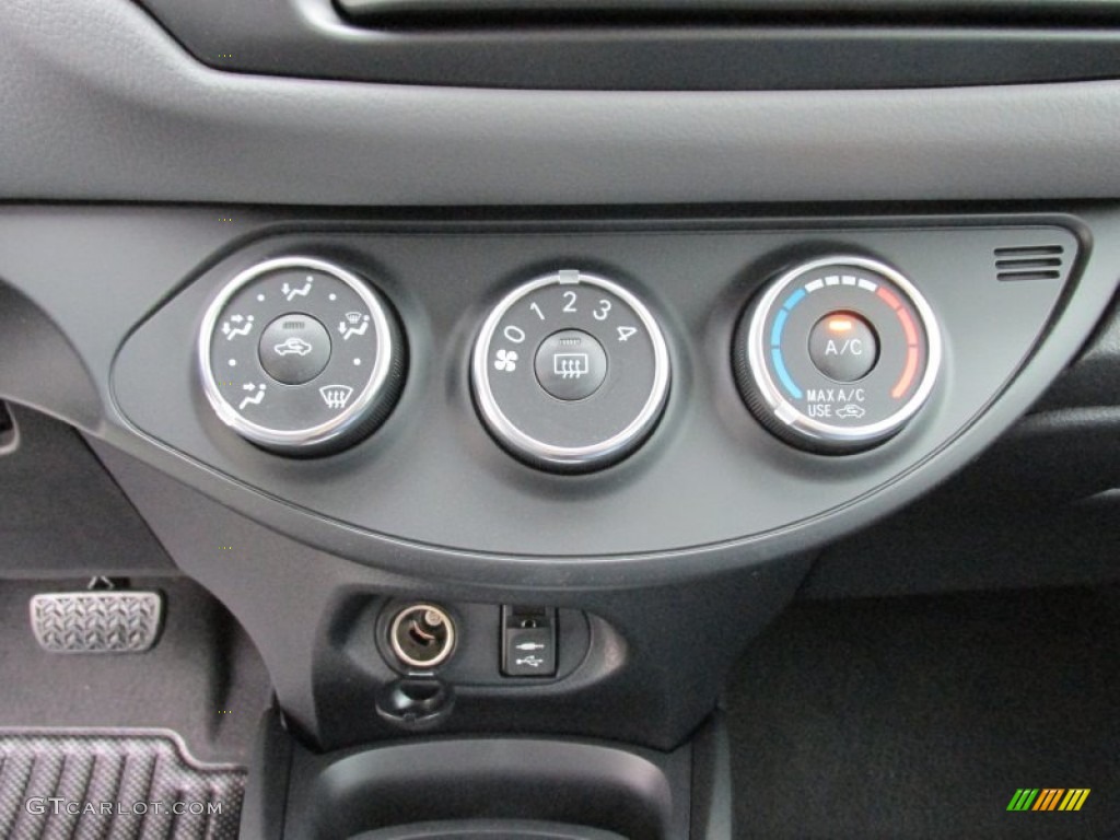 2015 Toyota Yaris 5-Door LE Controls Photo #102578518