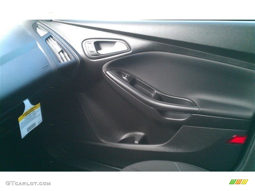 2015 Focus SE Sedan - Magnetic Metallic / Charcoal Black photo #28