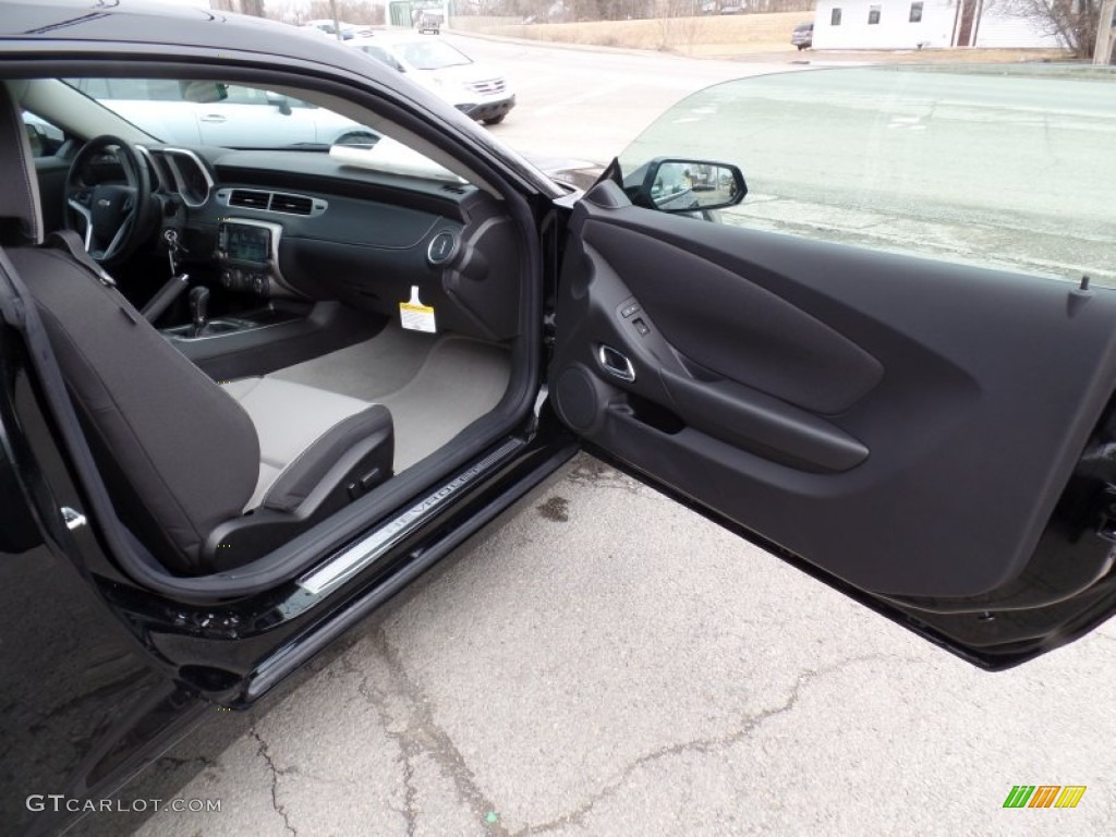 2015 Chevrolet Camaro SS Coupe Gray Door Panel Photo #102595184