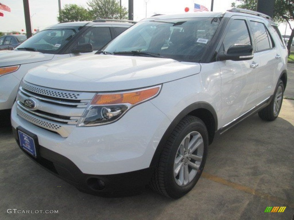 2015 Explorer XLT - Oxford White / Medium Light Stone photo #3