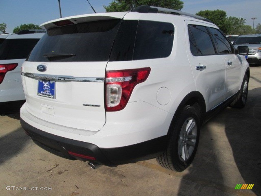 2015 Explorer XLT - Oxford White / Medium Light Stone photo #6