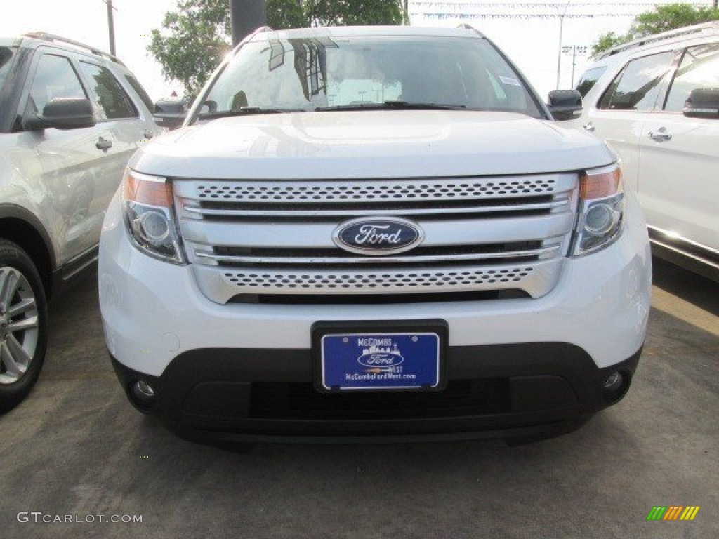 2015 Explorer XLT - Oxford White / Medium Light Stone photo #9
