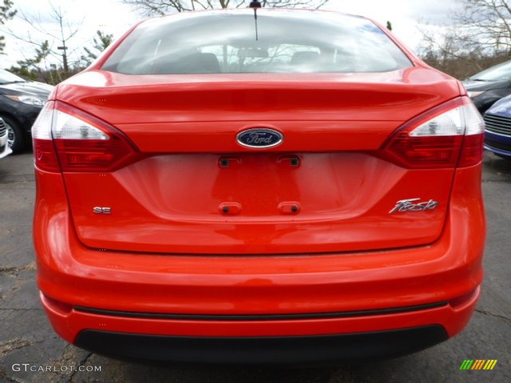 2015 Fiesta SE Sedan - Race Red / Charcoal Black photo #3
