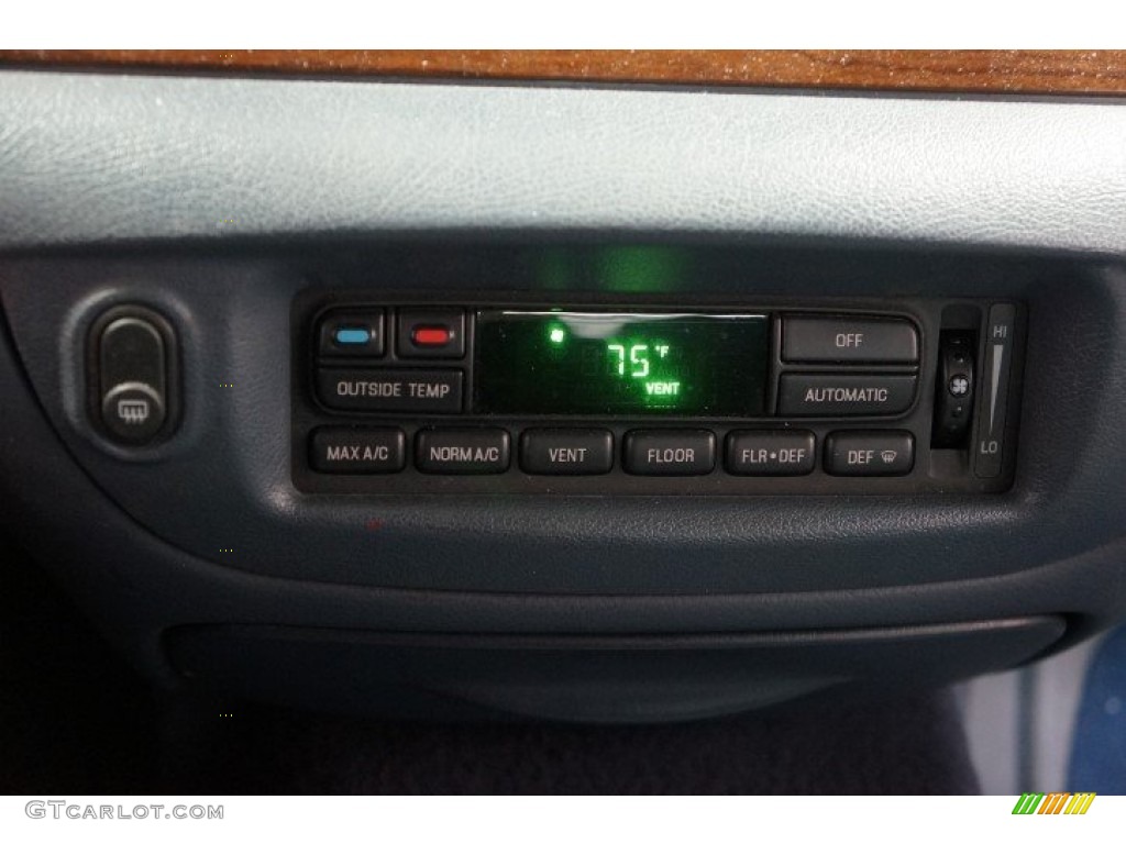 2001 Crown Victoria LX - Light Blue Metallic / Dark Charcoal photo #30