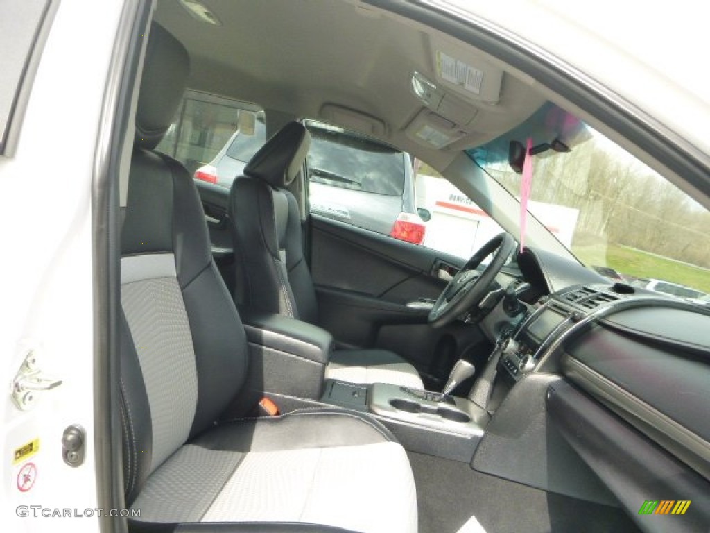 2013 Camry XLE - Super White / Black/Ash photo #10