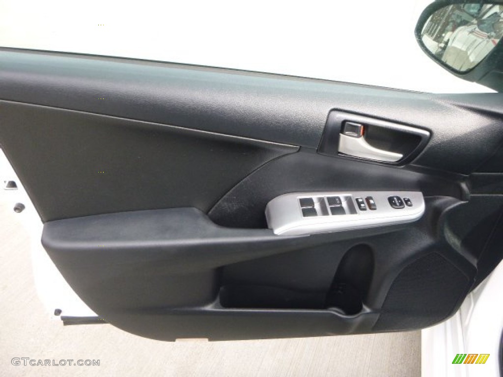 2013 Camry XLE - Super White / Black/Ash photo #15