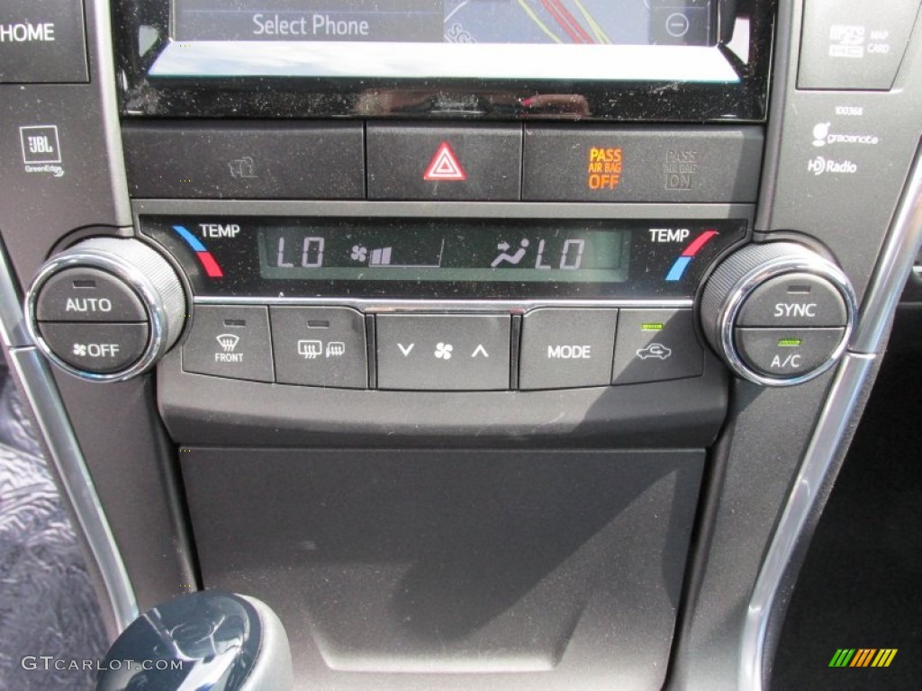 2015 Toyota Camry XSE V6 Controls Photos