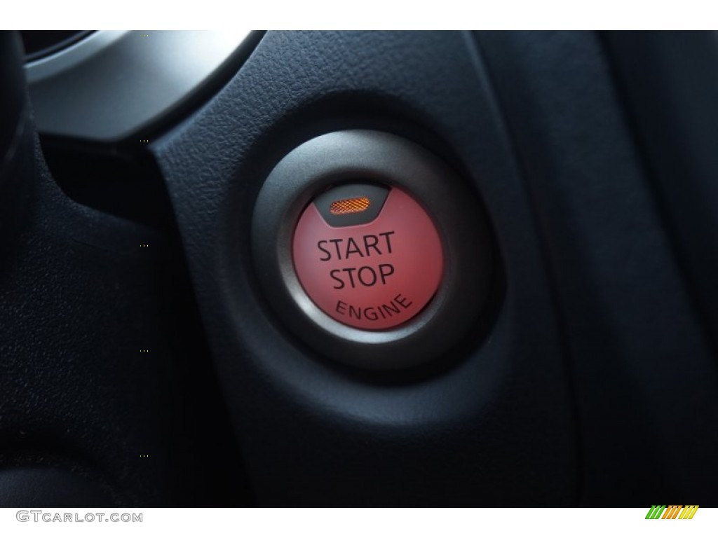 2015 Nissan Juke S Controls Photos