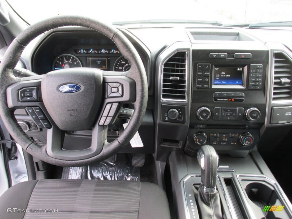 2015 Ford F150 XLT SuperCrew 4x4 Black Dashboard Photo #102742591