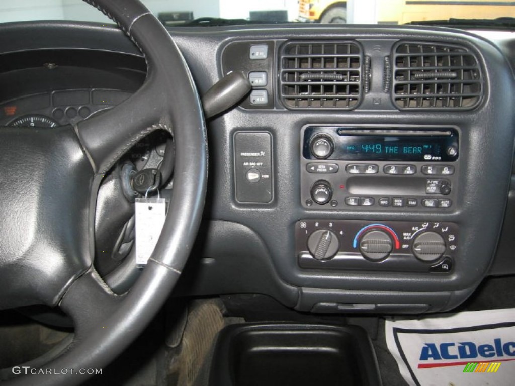 2002 S10 LS Extended Cab 4x4 - Onyx Black / Graphite photo #5