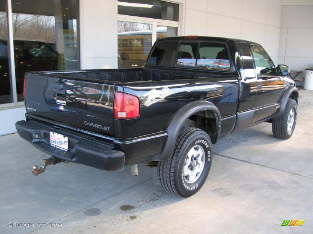 2002 S10 LS Extended Cab 4x4 - Onyx Black / Graphite photo #16