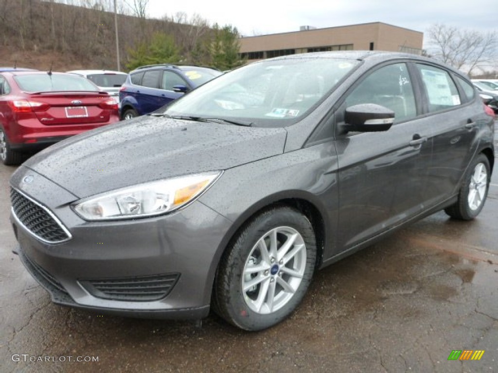 2015 Focus SE Hatchback - Magnetic Metallic / Charcoal Black photo #5