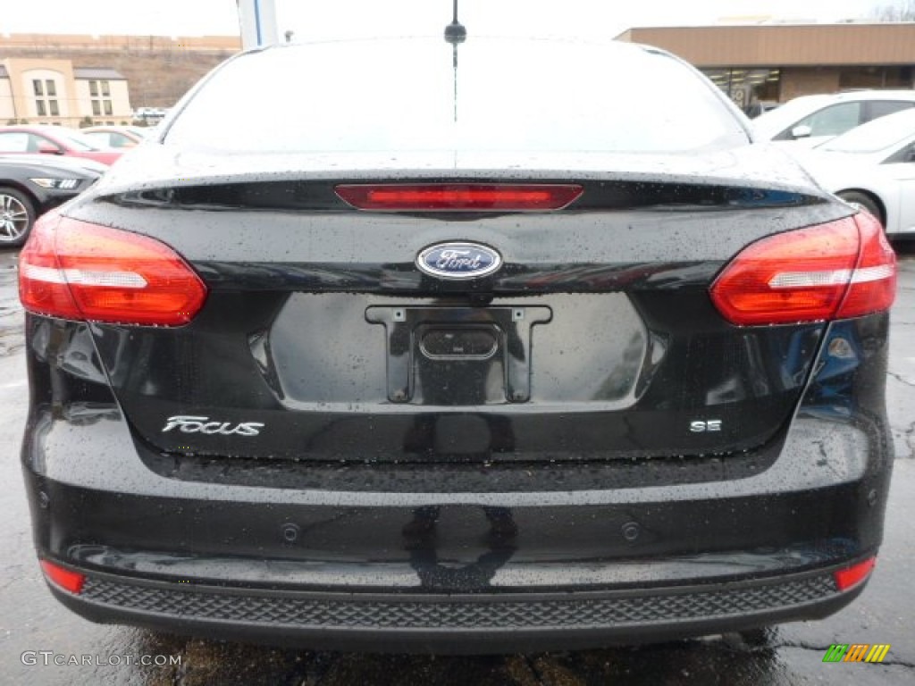 2015 Focus SE Sedan - Tuxedo Black Metallic / Charcoal Black photo #3