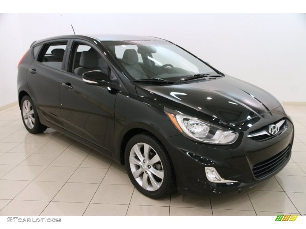2013 Accent SE 5 Door - Ultra Black / Gray photo #1
