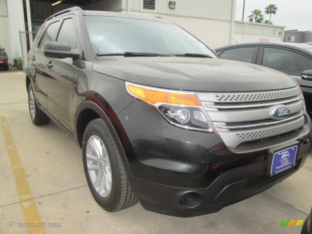 2015 Explorer FWD - Tuxedo Black / Medium Light Stone photo #1