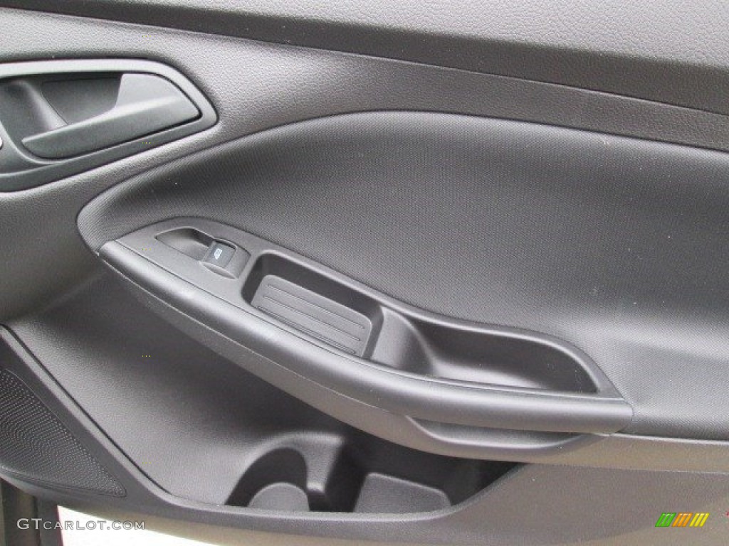 2015 Focus S Sedan - Ingot Silver Metallic / Charcoal Black photo #13