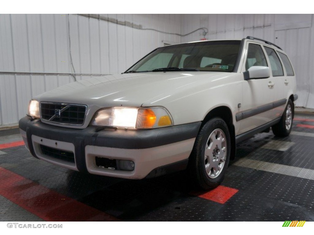 2000 V70 XC AWD - White / Light Taupe/Taupe photo #3