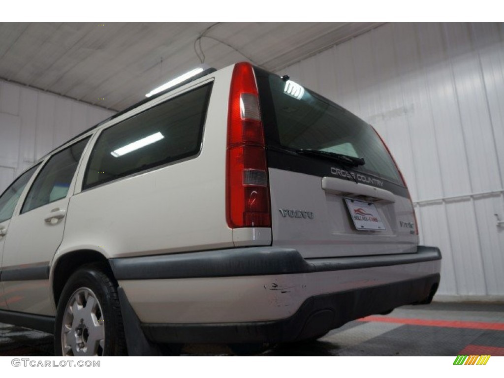 2000 V70 XC AWD - White / Light Taupe/Taupe photo #51