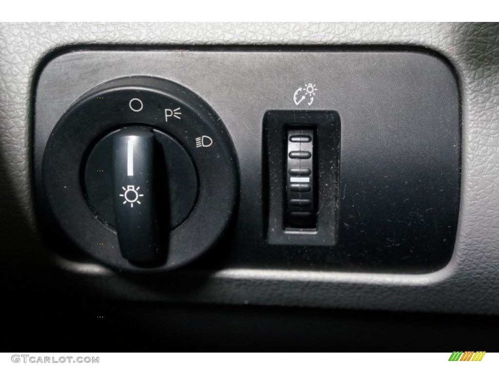 2008 Mustang V6 Deluxe Coupe - Vapor Silver Metallic / Light Graphite photo #24