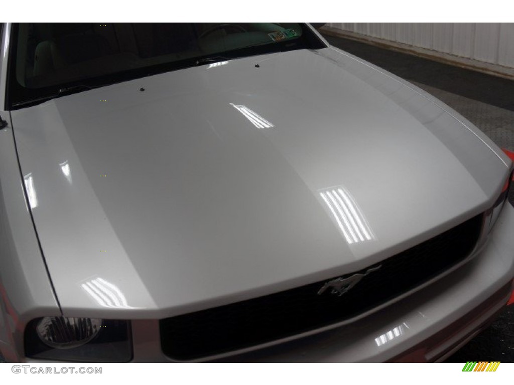 2008 Mustang V6 Deluxe Coupe - Vapor Silver Metallic / Light Graphite photo #35