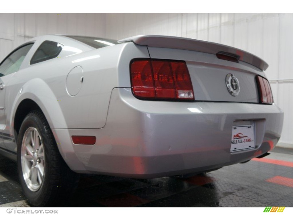 2008 Mustang V6 Deluxe Coupe - Vapor Silver Metallic / Light Graphite photo #48