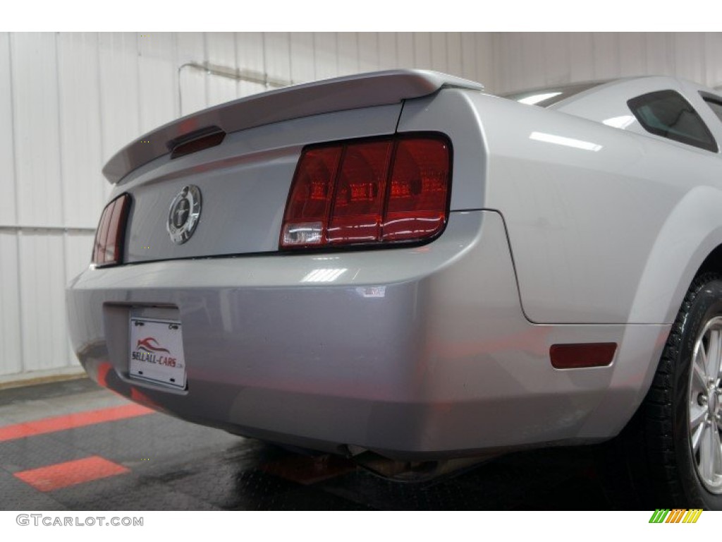 2008 Mustang V6 Deluxe Coupe - Vapor Silver Metallic / Light Graphite photo #49